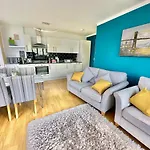 Gorgeous Sea View Two Bed Apartment - Close To Beach With Free Parking