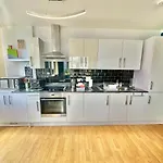 Gorgeous Sea View Two Bed Apartment - Close To Beach With Free Parking