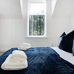 Spacious & Modern Oasis, 4-Bed House, Sleeps 7