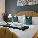 Spacious & Modern Oasis, 4-Bed House, Sleeps 7