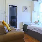 1 Minute From Royal Mile, Large 5 Bed Apartment