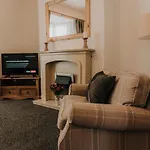 Alice - Spacious 3 Bedroom House Contractor Accommodation