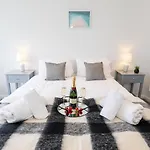 Ocean Breeze - 1 Minute From The Beach - 10 Minute From Bic - Fast Wi-Fi - Smart Tv