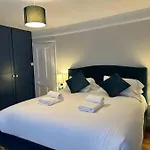 Home In Dartmouth, Devon With Private Parking