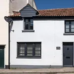 2 Bed Stylish Village Retreat In Braunton