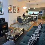 Georgian Holiday House -Perfect For Group Trips Or Family Getaways To Liverpool