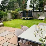 Whitstable Contemporary Cosy Home With Parking