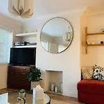 Whitstable Contemporary Cosy Home With Parking