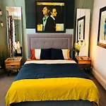 Cheerful 4 Bedroom Townhouse, Side Street Parking