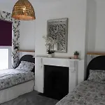 Large Home Sleeps 6 Central Location Free Parking