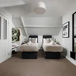 Central Plymouth 1 Bedroom Apartment - Sleeps 5 - Habita Property