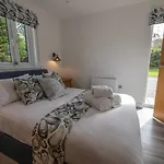Olverstone Lodge, A Beautiful Cornish Lodge With Wood Burner & Garden