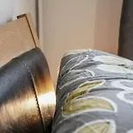 2 Bed Apartment Near Belfast & Ferry