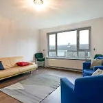 2 Bed Apartment Near Belfast & Ferry