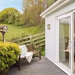 Cosy Beachfront Retreat With Stunning Sea Views & Free Access To A Local Indoor Pool
