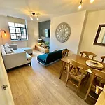 Wessex House - Cozy Town Centre Two Bedroom Apartment - Short Stroll To Beach And Nightlife