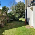 2 Large One Bed Apartment - Prime Location - Quiet & Comfortable - Garden Access