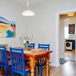 Edinburgh Central 2-Bedroom Old Town Apartment