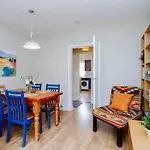 Edinburgh Central 2-Bedroom Old Town Apartment