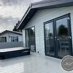 The Retreat 21 Lodge- Hot Tub, Pet Friendly, Wifi, Bath - Golden Palm Resort - Meadow Lakes Caravan & Lodge Hire