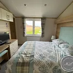 The Retreat 21 Lodge- Hot Tub, Pet Friendly, Wifi, Bath - Golden Palm Resort - Meadow Lakes Caravan & Lodge Hire