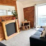 Coastline Retreats - Stunning Sea View Apartment, Netflix