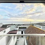 Coastline Retreats - Stunning Sea View Apartment, Netflix