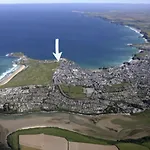 Apartment 100M From Fistral Beach- Underground Parking-Surf Shower & Locker- Sleeps 6