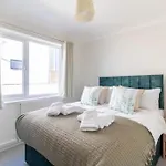 Amazing Sea View 2 Bedroom Sleeps 6 - Free Parking