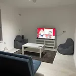 Belfast Chic: Elegant 2Br Sleeps 5, Prime Location