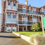 Finest Retreats - Atherfield Apartments No 5 - Sea Views