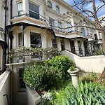 Pretty Studio, 2 Minutes To Beach! Self-Contained.