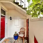 Pretty Studio, 2 Minutes To Beach! Self-Contained.