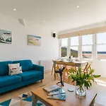 5 Hartland House