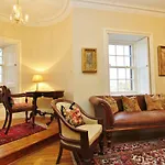 Elegant 3-Bedroom Ramsay Garden Apartment In Edinburgh City Centre