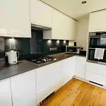Gorgeous Central 3 Bed House Free Parking & Garden