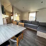 Great 10 Berth Caravan At Martello Beach Holiday Park Ref 29045Dw
