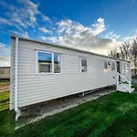 Great 10 Berth Caravan At Martello Beach Holiday Park Ref 29045Dw