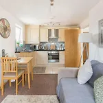 Seafront Flat- Private Parking- Close To Town