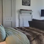 16 Big Comfy Studio - Great Location - Free Onsite Parking - Comfy Bed