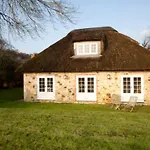 The Lodge: Adorable, Romantic Thatched Cottage