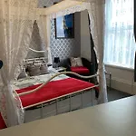 Hornby Villa- 4Star B&B-Couples & Families Only