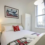 Newly Refurbished Quiet 3 Bedroom Edinburgh Apartment By High Street, Trams And Buses