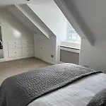 Large Modern Maisonette With Parking