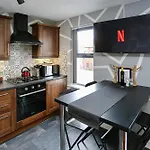 Neat City Apartment - Secure Parking - Wifi - Sleeps 4 - No Parties