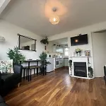 The Green One, Sunbeach, Scratby - Two Bed Chalet, Sleeps 5, Free Wi-Fi, Pet Friendly, Bed Linen And Towels Included Plus Free Entry To Onsite Clubhouse