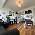 The Green One, Sunbeach, Scratby - Two Bed Chalet, Sleeps 5, Free Wi-Fi, Pet Friendly, Bed Linen And Towels Included Plus Free Entry To Onsite Clubhouse