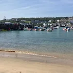Tregenna House - St Ives, A Beautiful Newly Refurbished 4 Bedroom Family Town House With Alfresco Dining Garden And Private Parking Spaces