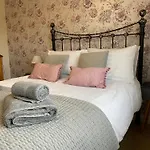Tors View - Luxury Westward Ho Holiday Cottage - Pet And Child Friendly - Near Beach Pubs Shops Coastal Walks Sleeps 1-8 Plus Babies Free Parking Wifi Towels