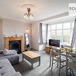 5 Bed Apartment Close To Beach With Off-Street Parking - Close To Beach